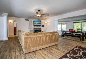 una sala de estar con un sofá y una mesa en Villa Fieke, en Palm Desert