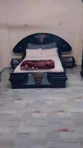 Voodi või voodid majutusasutuse Omar Sharif apartments in Luxor toas