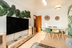 TV a/nebo společenská místnost v ubytování Cozy Apartment in central Almada w Swing Chairs