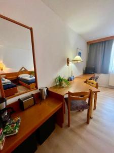 a room with a desk and a bed and a mirror at Schwanstetten bei Nürnberg, gemütliches Apartment mit Küche Bad TV in Schwanstetten