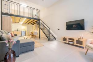 バレンシアにあるLoft HomeValenciaのソファとテレビのあるリビングルーム