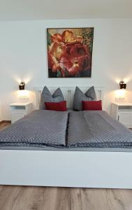 ein Schlafzimmer mit einem großen Bett mit roten Kissen in der Unterkunft Haus Ribeiro in Schluchsee