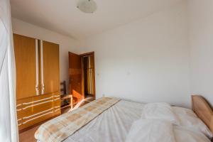 A bed or beds in a room at Altan