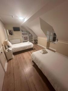 Postel nebo postele na pokoji v ubytování Whitegates Hotel
