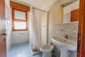 A bathroom at Altan