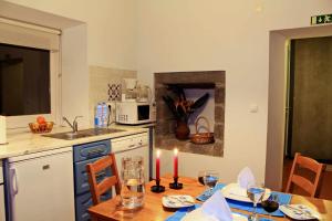 una cucina con tavolo e due candele sopra di Casa Da Talha a Nordestinho