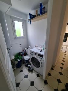 a laundry room with a washing machine and a window at Socoa- 2 chambres- Proche Plage in Urrugne +10 photos