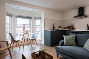リンカーンにあるBrayford House Burton Road - stylish accommodation suitable for families and contractorsのソファとテーブルのあるリビングルーム +44枚の写真