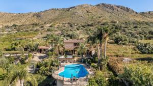 FicarazziにあるVilla Zagara Swimming Pool and Seaviewのスイミングプールと山のあるリゾートの空中ビュー