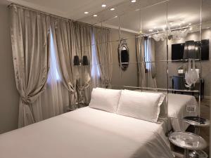 A bed or beds in a room at Cà Dell'Arte Palace