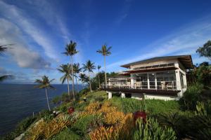 ein Haus auf einem Hügel neben dem Meer in der Unterkunft Donatela Resort and Sanctuary in Panglao