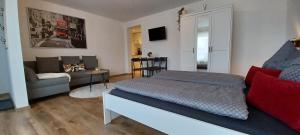 ein Wohnzimmer mit einem Bett und einer Couch in der Unterkunft Haus Ribeiro in Schluchsee