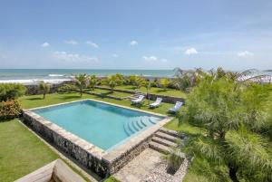 ein Bild eines Swimmingpools am Strand in der Unterkunft Tudo Bom Kitesurf Dream Villa in Taíba