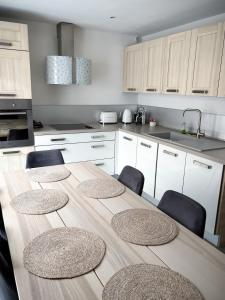 een keuken met een tafel met vier stoelen en een aanrecht bij Lescapade à Colmar in Colmar