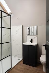 リンカーンにあるBrayford House Burton Road - stylish accommodation suitable for families and contractorsの洗面台とシャワー付きのバスルーム
