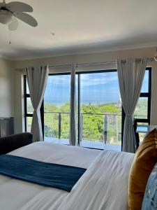 Un dormitorio con una cama y una ventana grande. en Montrose BnB, en Margate 62 fotos más