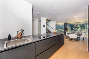 Een keuken of kitchenette bij Luxus Chalet Skilift fußläufig Bergblick & Wellness