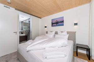 Een bed of bedden in een kamer bij Luxus Chalet Skilift fußläufig Bergblick & Wellness