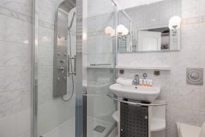 Kúpeľňa v ubytovaní One Bedroom Apartment with Balcony in Poznan by Noclegi Renters