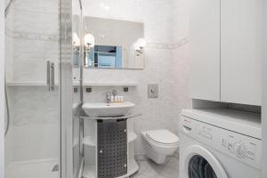 Kúpeľňa v ubytovaní One Bedroom Apartment with Balcony in Poznan by Noclegi Renters