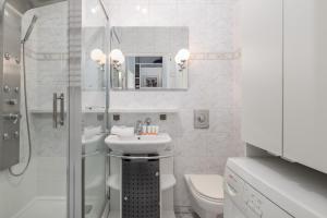 Kúpeľňa v ubytovaní One Bedroom Apartment with Balcony in Poznan by Noclegi Renters