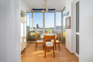 Posedenie v ubytovaní One Bedroom Apartment with Balcony in Poznan by Noclegi Renters