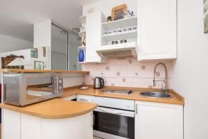 Kuchyňa alebo kuchynka v ubytovaní One Bedroom Apartment with Balcony in Poznan by Noclegi Renters