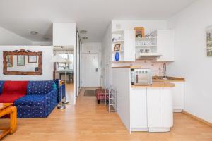 Kuchyňa alebo kuchynka v ubytovaní One Bedroom Apartment with Balcony in Poznan by Noclegi Renters