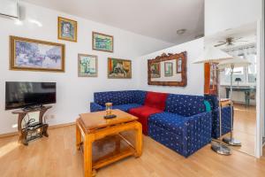 Televízia a/alebo spoločenská miestnosť v ubytovaní One Bedroom Apartment with Balcony in Poznan by Noclegi Renters