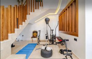 Pusat kecergasan dan/atau kemudahan kecergasan di Exotic villa-VIP-family only -housekeeper ,Billard,ping-pong,piscine chauffée-sur demande-