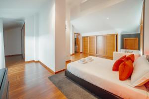 En eller flere senge i et værelse på Pool & Cinema Villa by Vacationy + 76 billeder