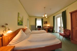 Letto o letti in una camera di Hotel Hirschen