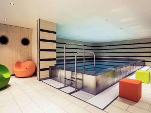 Bazén v ubytování Mercure Hotel Duisburg City nebo v jeho okolí