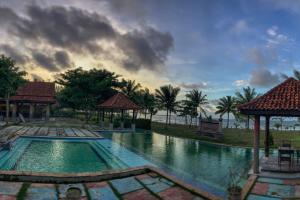 Bazén v ubytování Beach Rock Resort Belitung nebo v jeho okolí