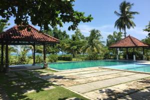 Bazén v ubytování Beach Rock Resort Belitung nebo v jeho okolí