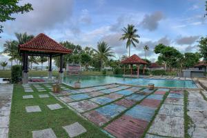 Bazén v ubytování Beach Rock Resort Belitung nebo v jeho okolí