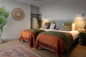 リンカーンにあるBrayford House Burton Road - stylish accommodation suitable for families and contractorsのホテルの部屋にはベッドが2つあり、