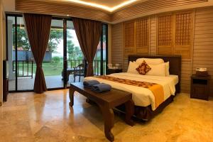 Postel nebo postele na pokoji v ubytování Beach Rock Resort Belitung