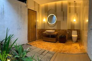Koupelna v ubytování Beach Rock Resort Belitung