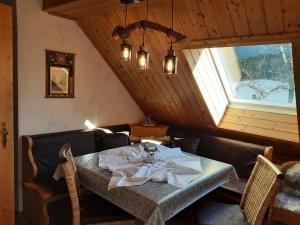 Un comedor con una mesa y una ventana. en Fewo Holzwurm, en Braunlage
