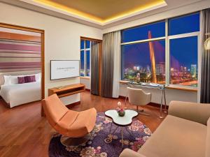 Postel nebo postele na pokoji v ubytování Grand Mercure Danang