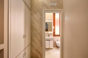 Colosseo Accomodation Room Guest House的一间浴室