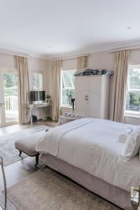 1 dormitorio blanco con 1 cama grande y ventanas en The Manor House Collective, en Hilton