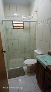 セーハ・ネグラにあるA Casa de Pedraのシャワー、トイレ、洗面台を備えたバスルーム