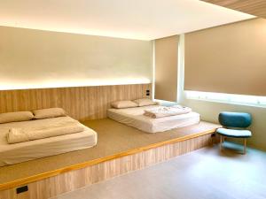 Postel nebo postele na pokoji v ubytování Burabura Cafe Guesthouse + 28 fotografií