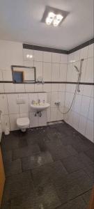 Phòng tắm tại Monteurhaus in Hemer - Gemeinschaftsnutzung Küche und Bad +12 ảnh