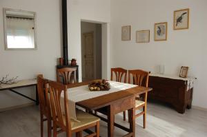 A seating area at Andrea E Valentina