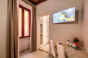 Colosseo Accomodation Room Guest House的电视和/或娱乐中心