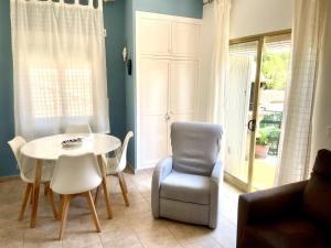 una sala de estar con una mesa y una silla en B&P Miami playa Blue, en Miami Platja