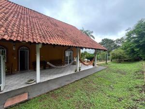 una casa con porche con techo en Camping Sem Cama - Leve sua Barraca, en Chapada dos Guimarães 13 fotos más